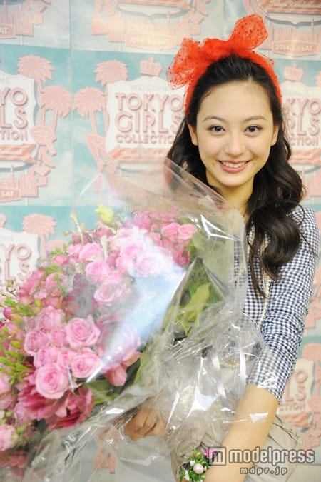 受賞の花束に笑顔を見せる池沢美緒