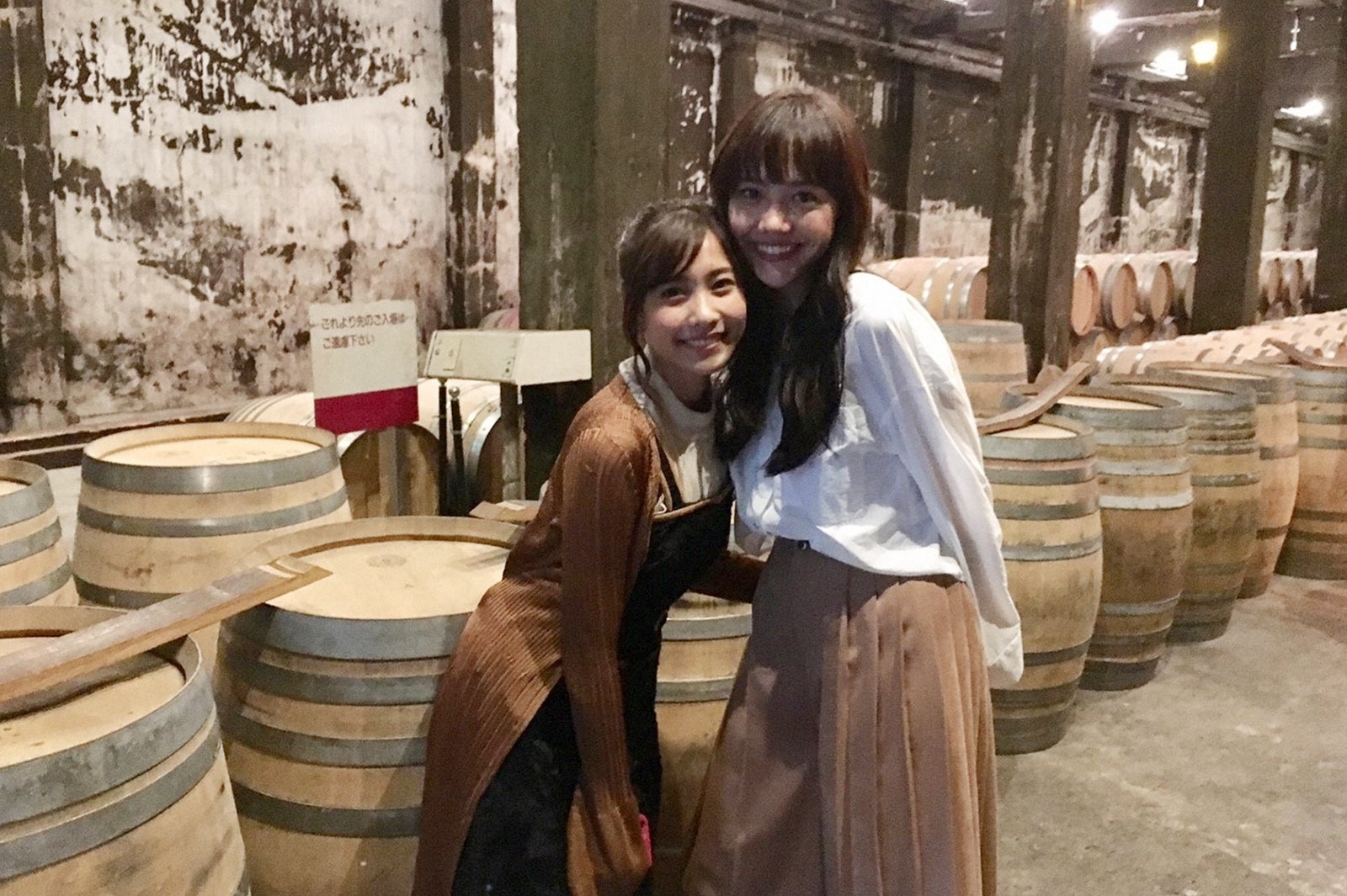 （左から）佐野ひなこ、松井愛莉（C）TBS