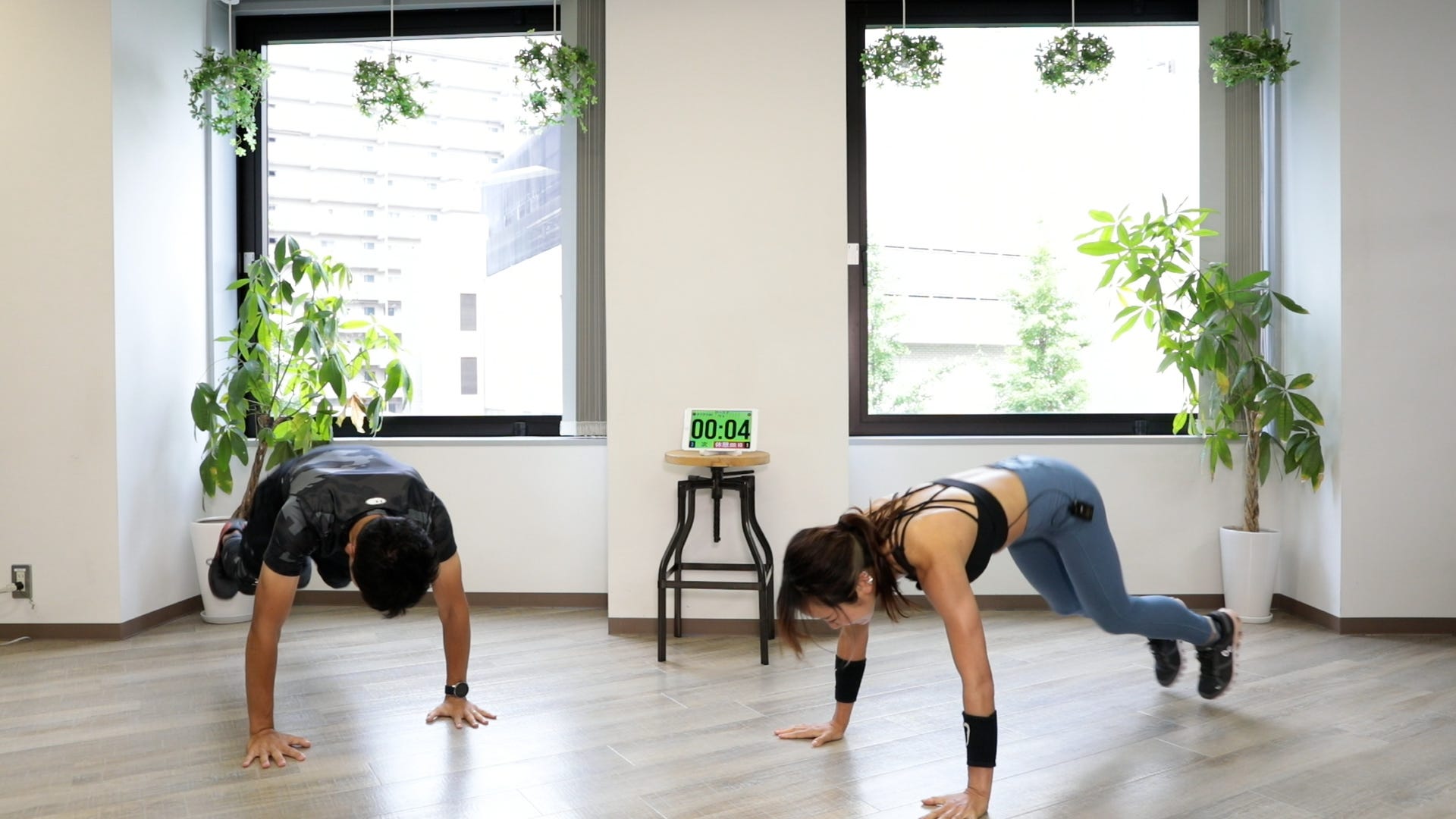 しゃがみ込んで両手を地面につけてる