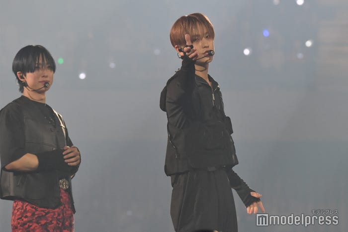 「私の仲間になれ」宣言に挑戦したTAKI(右)、見守るFUMA(左)/「BEAT AX」&TEAM(C)モデルプレス