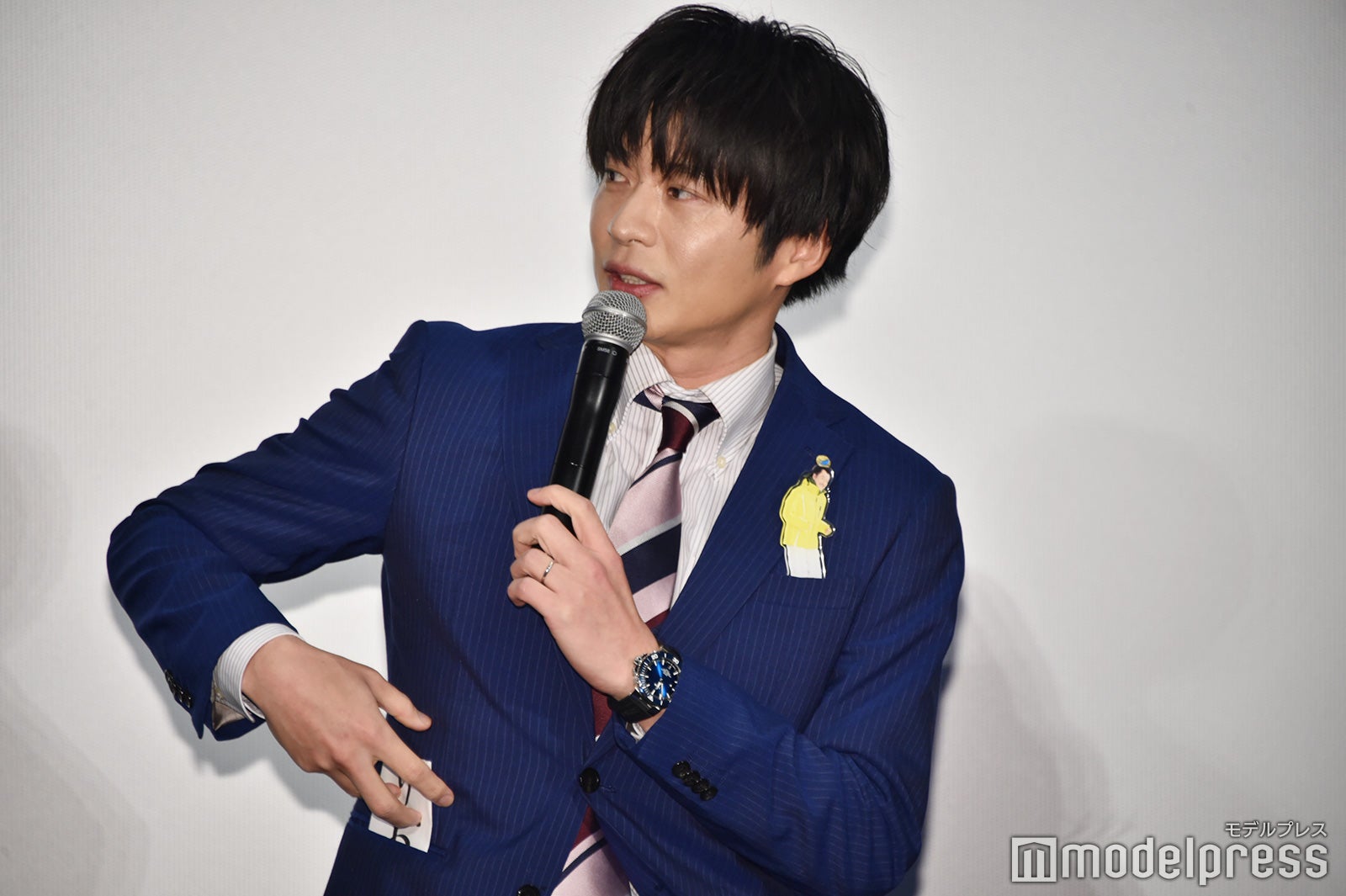 イベント欠席となった吉田鋼太郎＆内田理央のグッズを仕込んで登場した田中圭（C）モデルプレス