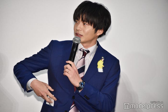 イベント欠席となった吉田鋼太郎&内田理央のグッズを仕込んで登場した田中圭(C)モデルプレス