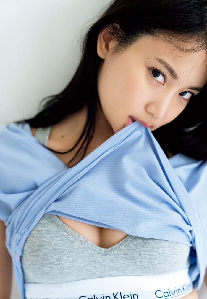 永尾まりや『MARIYA NAGAO CALENDAR 2019-2020』(撮影:唐木貴央/ワニブックス)