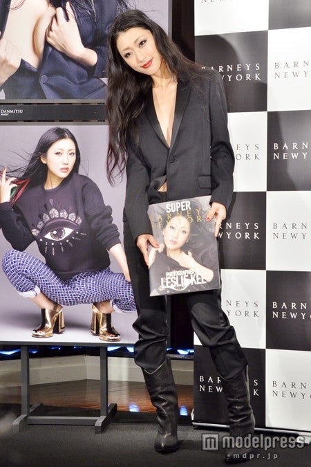 「SUPER BARNEYS PHOTO EXHIBITION」オープニングイベントに登場した壇蜜