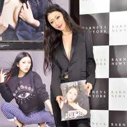 「SUPER BARNEYS PHOTO EXHIBITION」オープニングイベントに登場した壇蜜