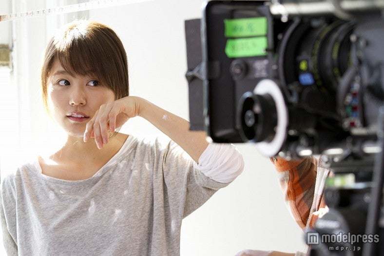 有村架純／新CM「ペンキ塗り」篇メイキングより