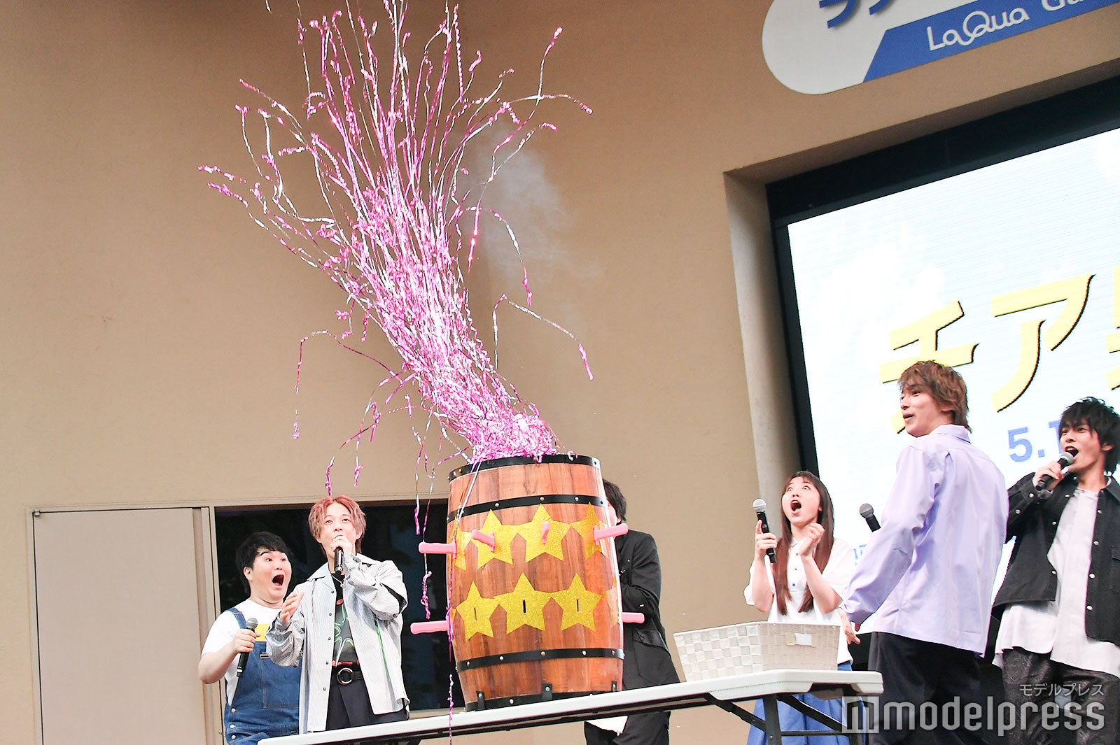 外れだと思った瞬間に銀テープが飛び出し驚く横浜流星 （C）モデルプレス