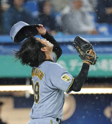 阪神・高橋遥人4試合連続完封ならず 「あ～」神宮の虎ファンため息 初回に33イニングぶり失点 試合前から降り続けた雨の影響か