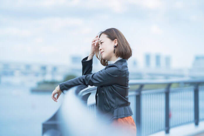 上から見下すような態度