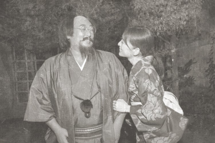 大場波之助と町娘（写真提供：日本テレビ）