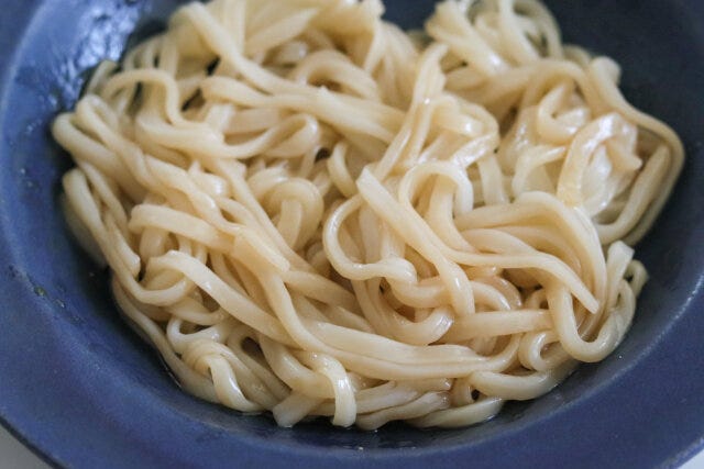 うどんを①に入れて和える。 うどんを①に入れて和える。