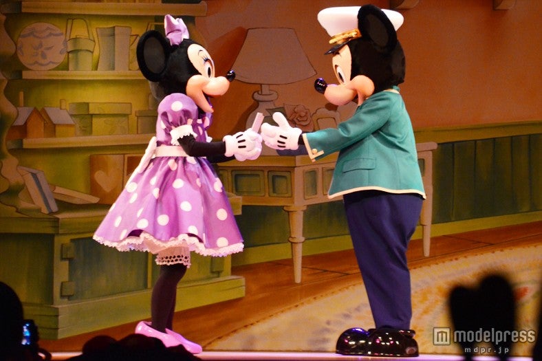 ダッフィーが願いを込めた手紙を受け取った2ミッキー＆ミニー