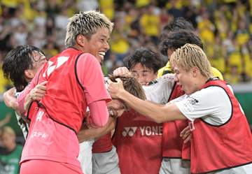柏、連勝スタートで暫定首位浮上 前半2分に失点も3発逆転勝利 遠藤渓太が移籍後初ゴール