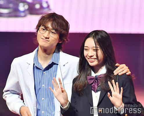 白衣×メガネの“小関裕太先生” 田鍋梨々花と袖クイ、肩組み、頭ポン…胸キュン特盛り<Seventeen 夏の学園祭2018>