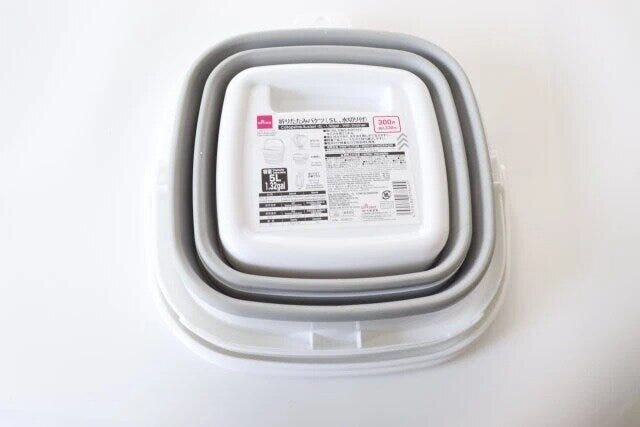 ダイソーの折りたたみバケツ（5L、水切り付）のパッケージ