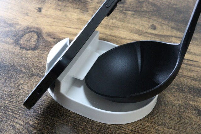 セリアのキッチンツールスマホスタンドにスマホとお玉を置く