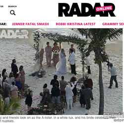 ビーチで行われた結婚式の様子。Radar Online
