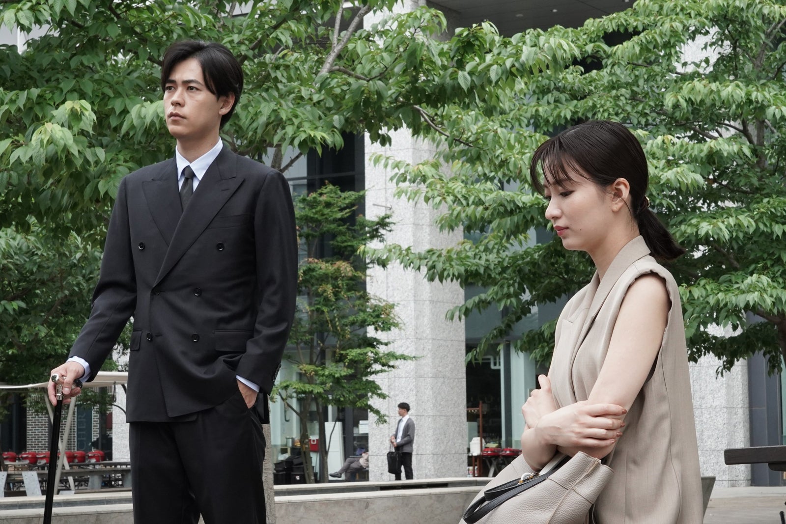 成田凌、岡崎紗絵「転職の魔王様」第4話より（C）カンテレ