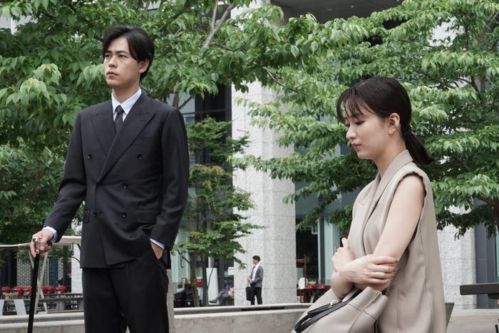 成田凌、岡崎紗絵「転職の魔王様」第4話より(C)カンテレ