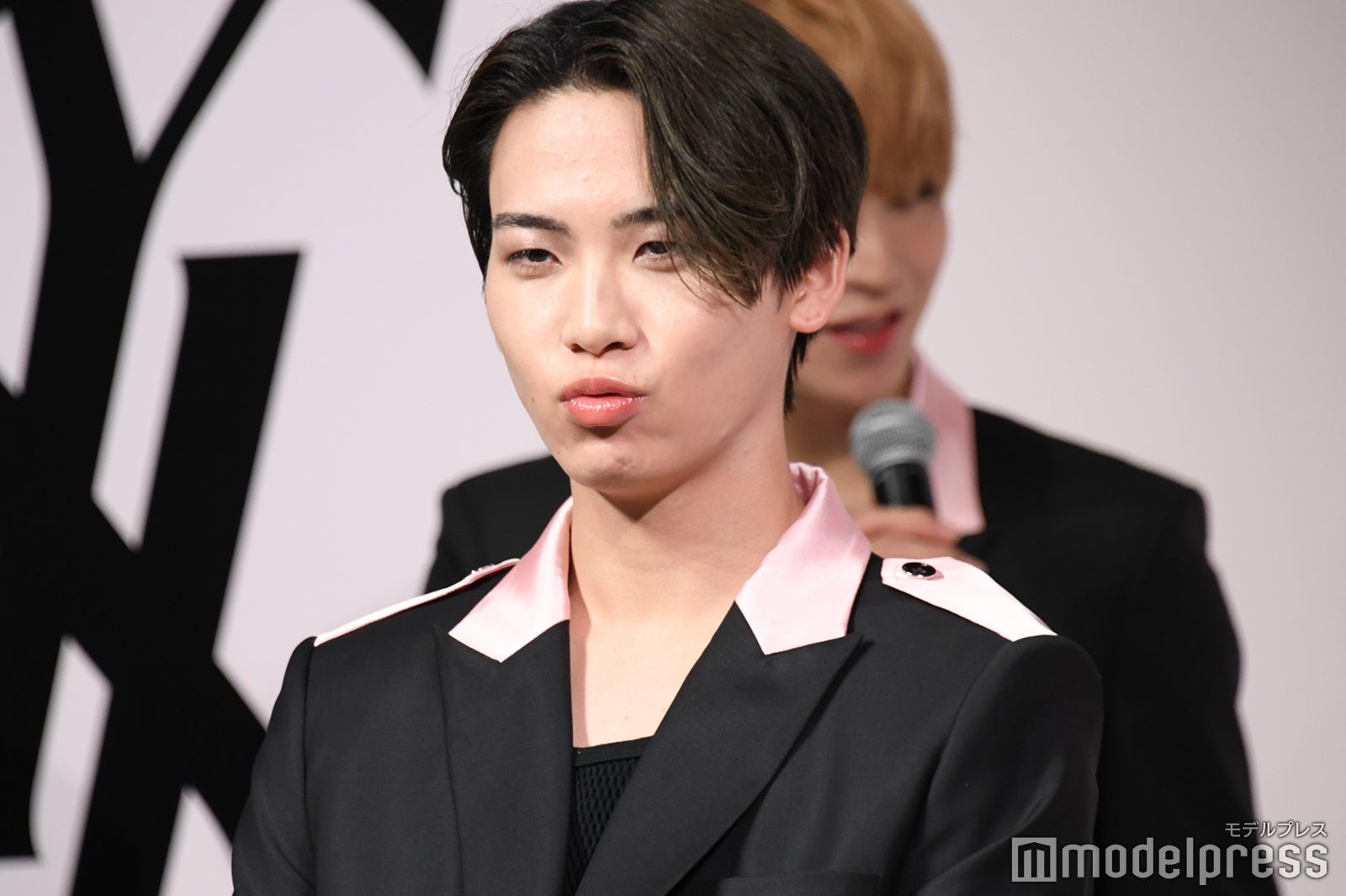 新作リップを塗った“ぷるぷる”唇を見せる川尻蓮 （C）モデルプレス