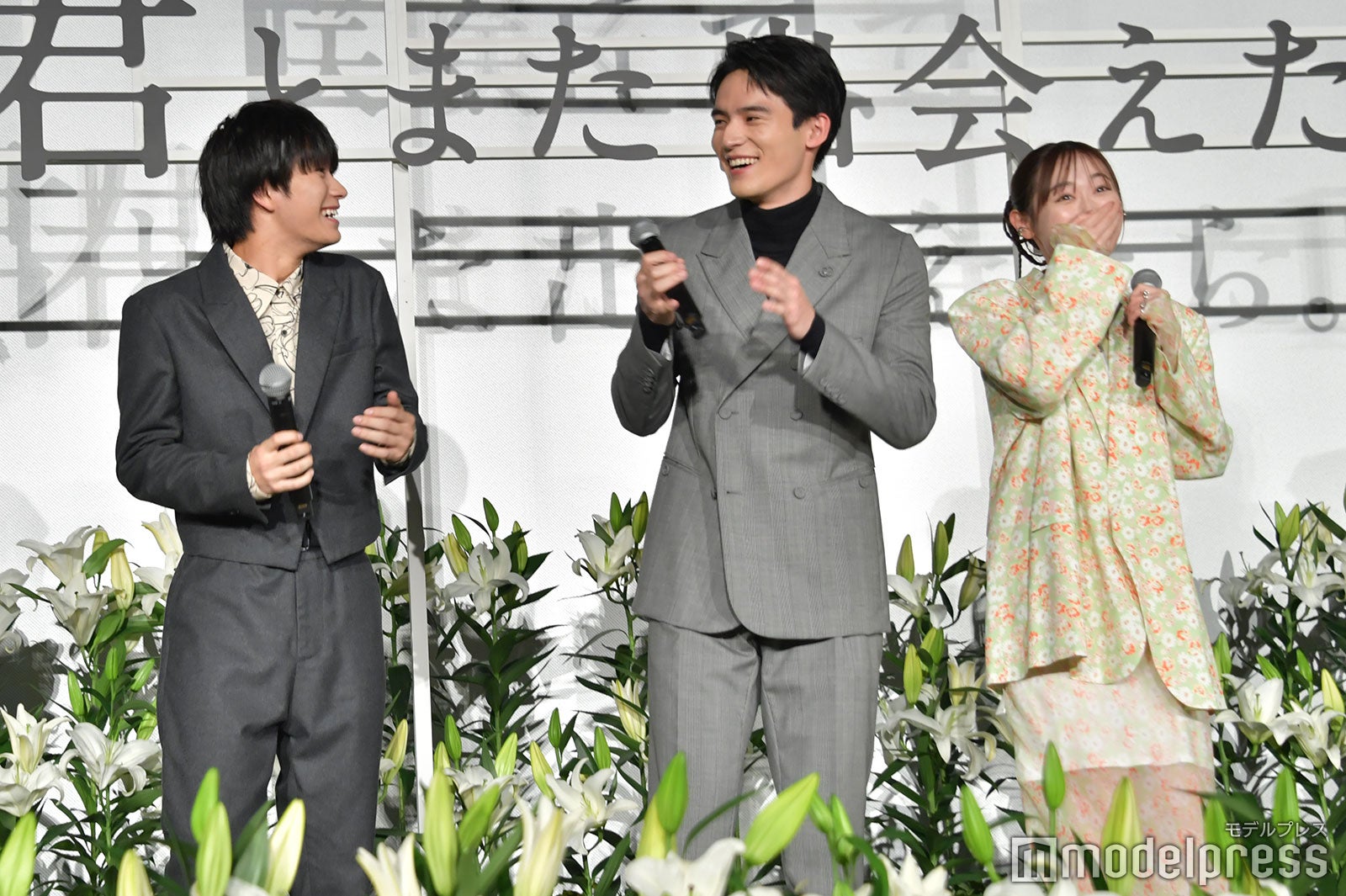 福山雅治の登場に震え上がる嶋崎斗亜、水上恒司、福原遥（C）モデルプレス
