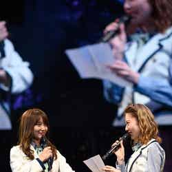 AKB48島崎遥香（右）、永尾まりや卒業コンサートで涙（C）AKS