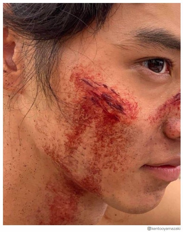 山崎賢人、リアルな“傷だらけ”特殊メイク公開「ドアップでも美しい」「まつ毛長すぎ」の声も