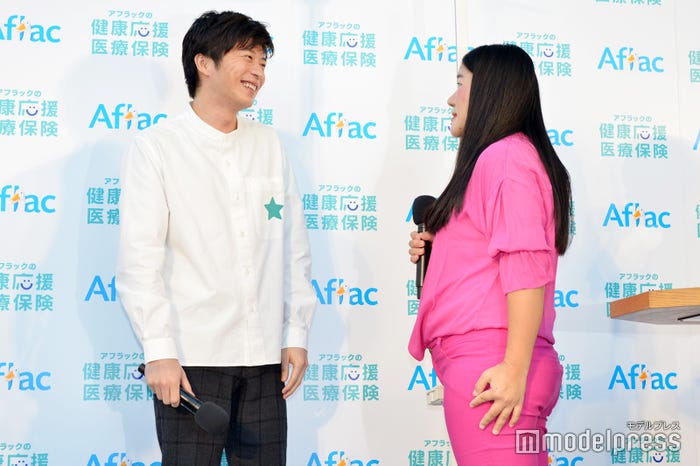 健康測定開始時になぜか田中圭(左)を見つめるよしこ(右)/(C)モデルプレス