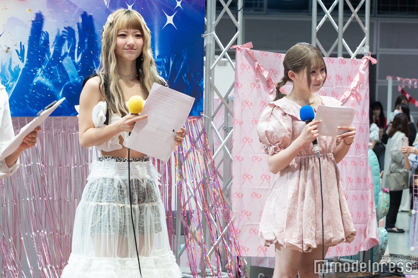 サブステージに登壇した（左から）フォーエイト48あみか、向日えな（C）モデルプレス