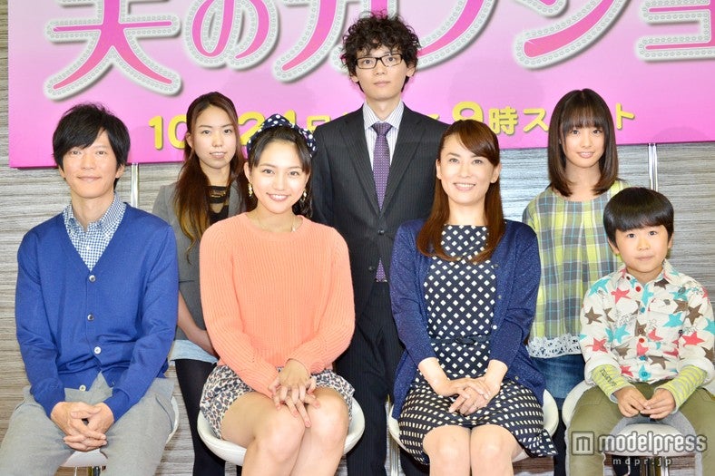 TBS系ドラマ「夫のカノジョ」制作発表会に出席したキャストたち（前列左から）田辺誠一、川口春奈、鈴木砂羽、鈴木福（後列左から）主題歌を歌うSerena、古川雄輝、大友花恋