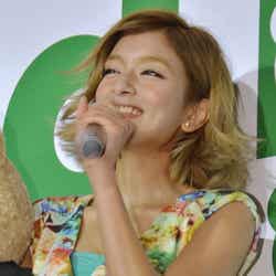 映画「テッド」公開記念イベントに参加したローラ