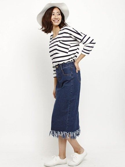 フリンジタイトシルエットデニムスカート「LocoChica（ロコチーカ）」3,348円（税込）／画像提供：モバコレ