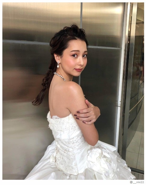 「テラハ」Niki、美背中＆デコルテあらわなウェディングドレス姿披露