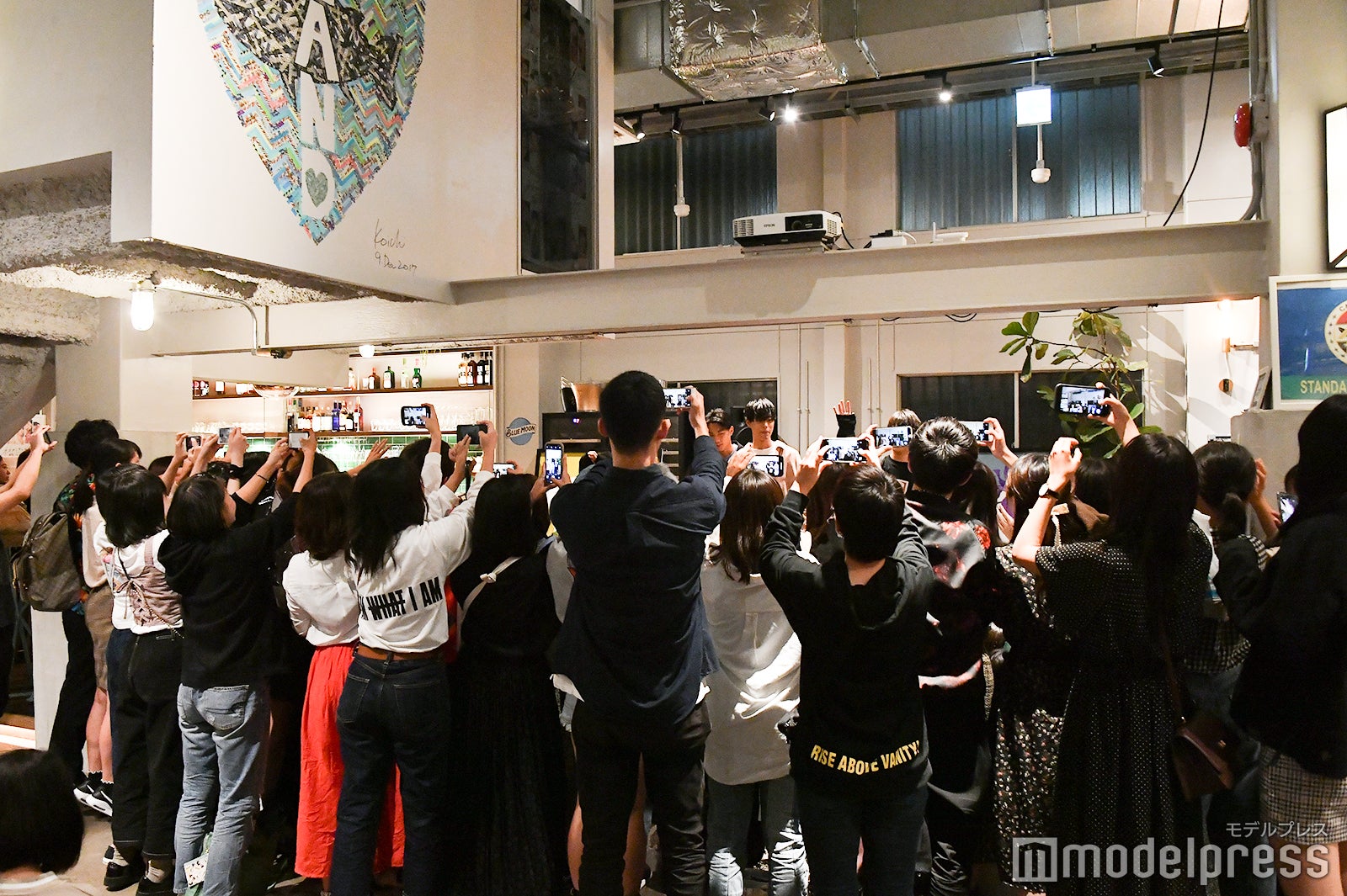 撮影タイムで一斉にスマホを掲げる観客たち、中には一眼を持参している方も （C）モデルプレス