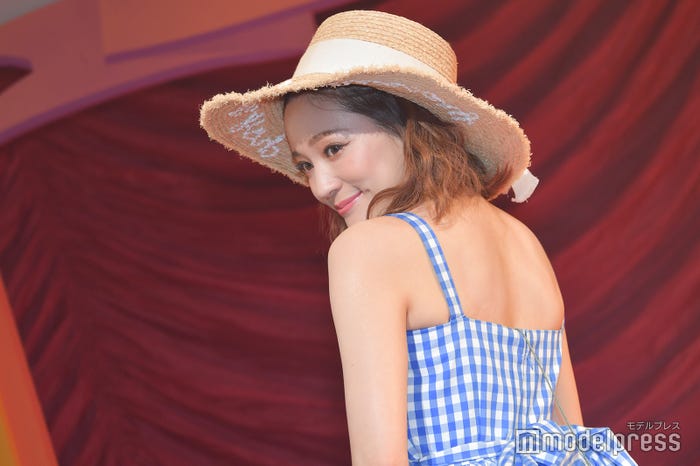 美背中あらわなキュートな衣装/chay (C)モデルプレス