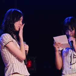 藤田奈那（右）が代読した母親からの手紙に号泣する松井珠理奈（左）／AKB48チームK「最終ベルが鳴る」公演（C）AKS