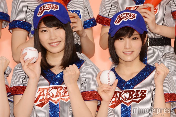 楽曲「光と影の日々」でWセンターに抜擢された横山由依、山本彩(C)モデルプレス
