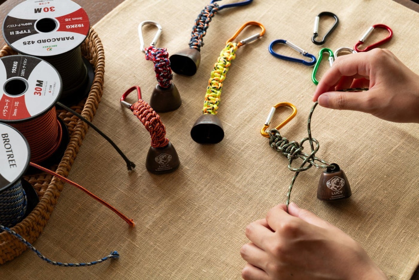 オリジナル熊鈴作り～パラコード編み体験～1,200円（税込）／LUCY尾瀬鳩待 by 星野リゾート／提供画像