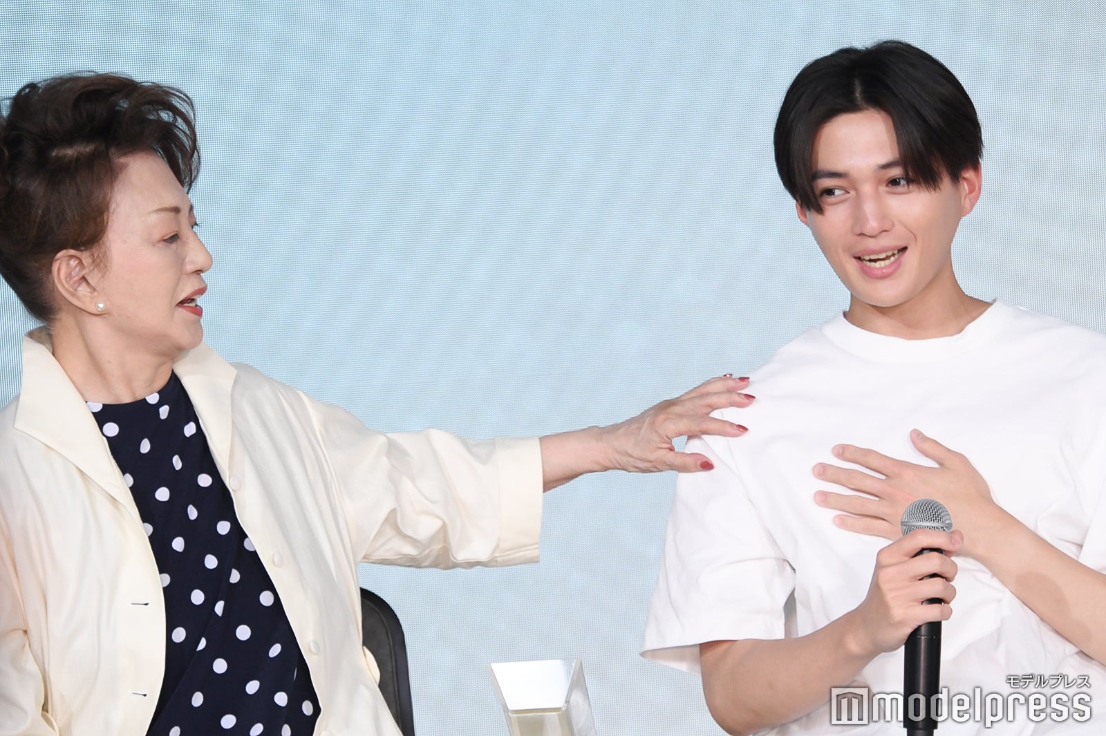 八木勇征の胸筋を絶賛する加賀まりこ（C）モデルプレス