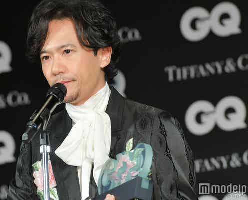 稲垣吾郎が“のぞき見” お茶目な姿に反響「スクープですね」