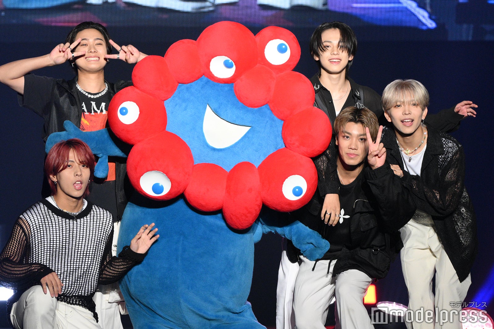 ミャクミャクとLIL LEAGUE（C）モデルプレス