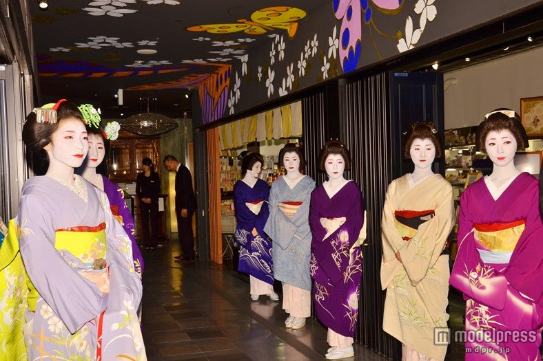 イベント当日は店先で舞妓達がお出迎え