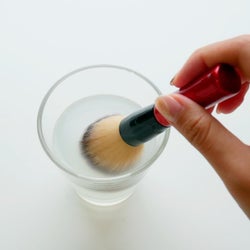 《メイクブラシ》の正しい洗い方・乾かし方|タイミングは?何で洗う?