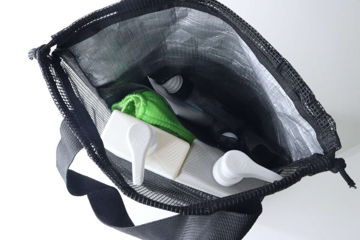 スパバッグの中にボトルやスキンケア用品が複数収納されている様子