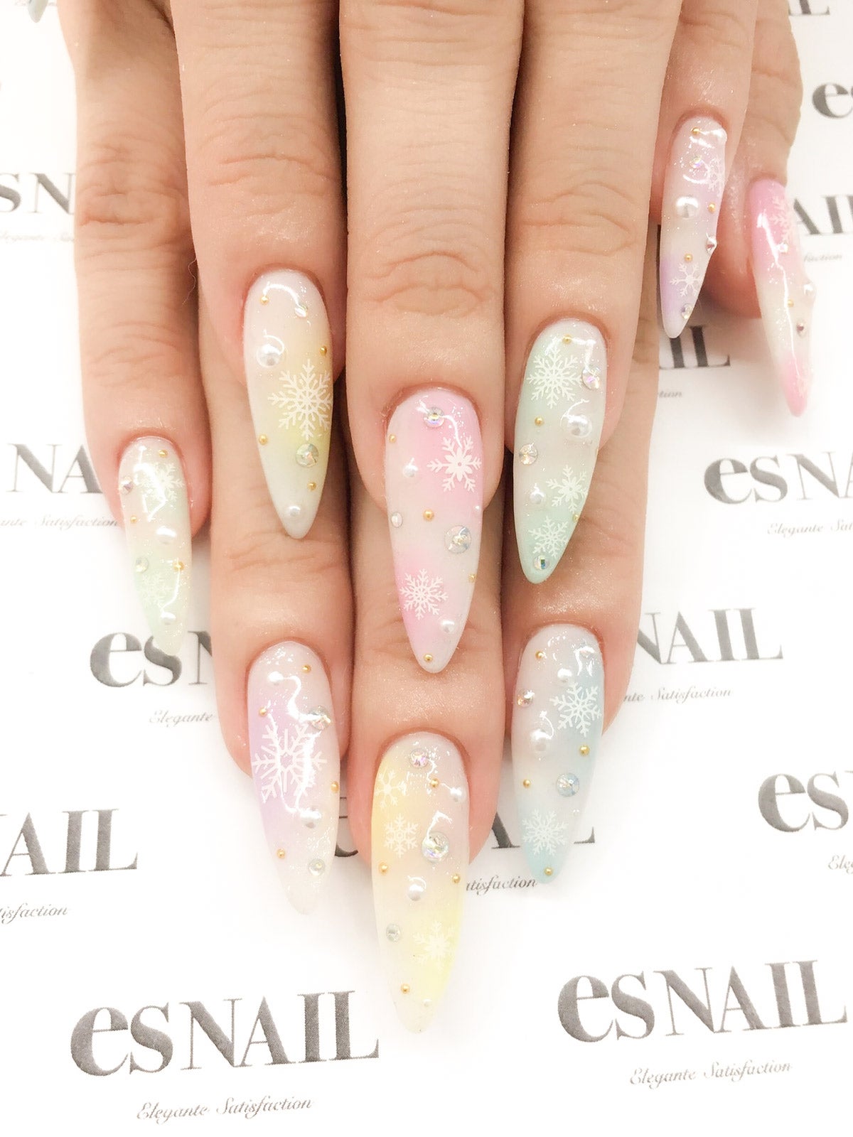 カラフルな指先にキュン／画像提供：esNAIL