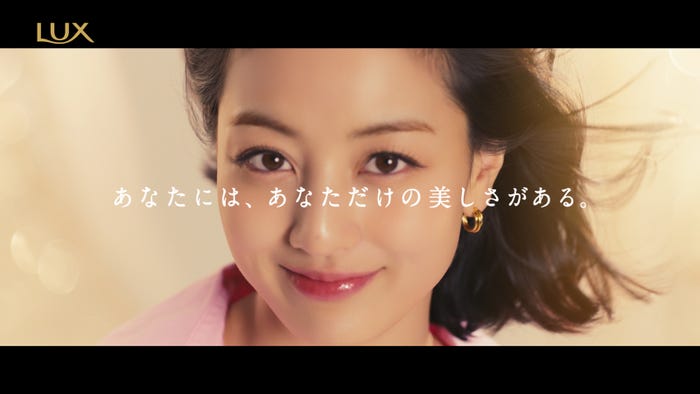 ジヒョ/TWICE新CMより(提供写真)
