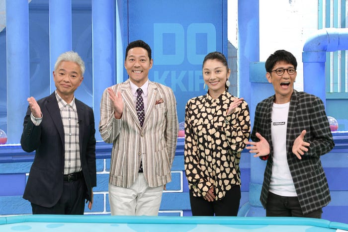 (左から)恵俊彰、東野幸治、小池栄子、柴田英嗣 (C)フジテレビ