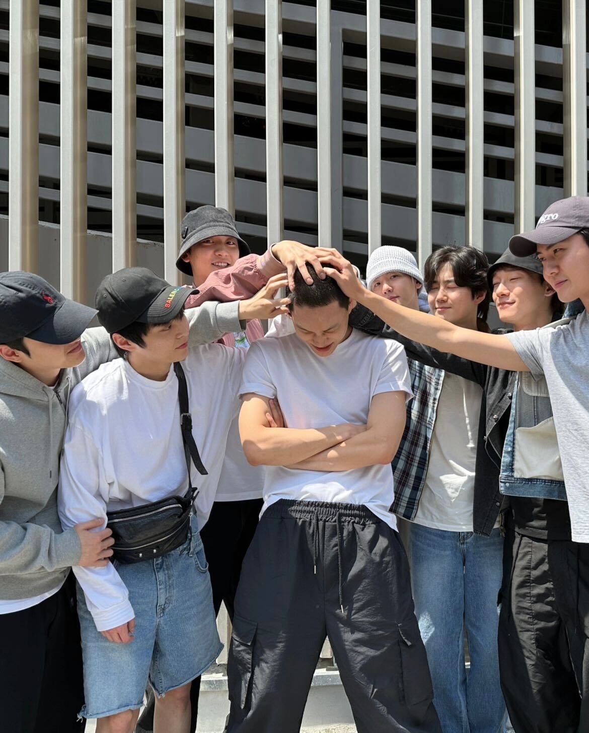 EXOカイ、電撃入隊にメンバー集結 坊主姿も披露「元気に行って来て」