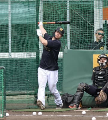 阪神 佐藤輝明が死球のちアーチ量産の離れ業！練習復帰後43スイングで16発 どよめいたスタンドのファンに万全アピール→歓声わき起こる