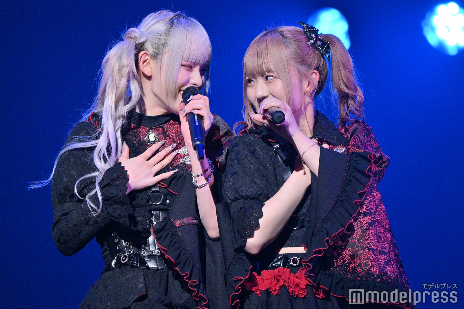 7人組アイドルグループAVAM、大トリで熱気爆上げ 美脚披露・会場